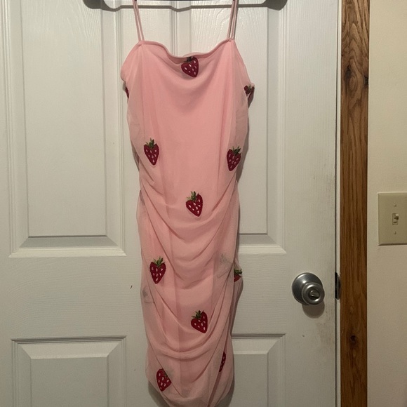 Pink strawberry dress - Picture 1 of 4